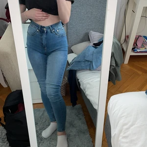 Blå jeans - Super snygga jeans som sitter bra på mig, de kommer tyvärr inte till användning❤️❤️Lappen sitter kvar, är 162 cm lång och storleken är XS