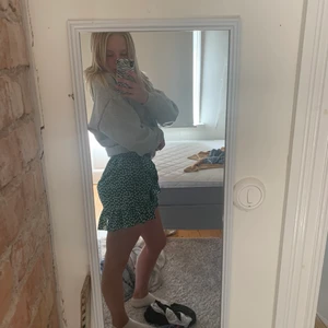 Grön blommig kjol - Väldigt söt kjol❤️ säljer pga har för många. Köparen står för frakten📦