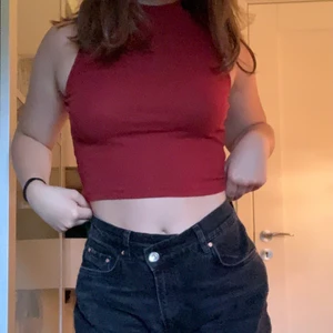 Röd polotröja - Bekvämt stretchigt polo-linne i rött/vinrött. Säljer då den tyvärr blivit för liten o inte används. 