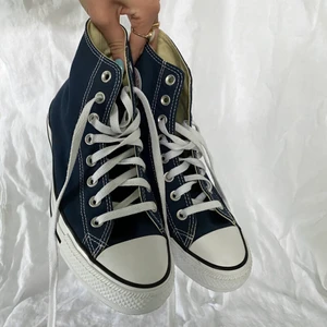 Converse - Navy - ”Chuck Taylor All Star” Endast använda EN gång!! Då dem tyvärr var för stora för mig. Så säljer den i nyskick, finns små märken på innersulorna men inget märkbart. Hör av dig vid frågor💓  ( köparen står för frakten )