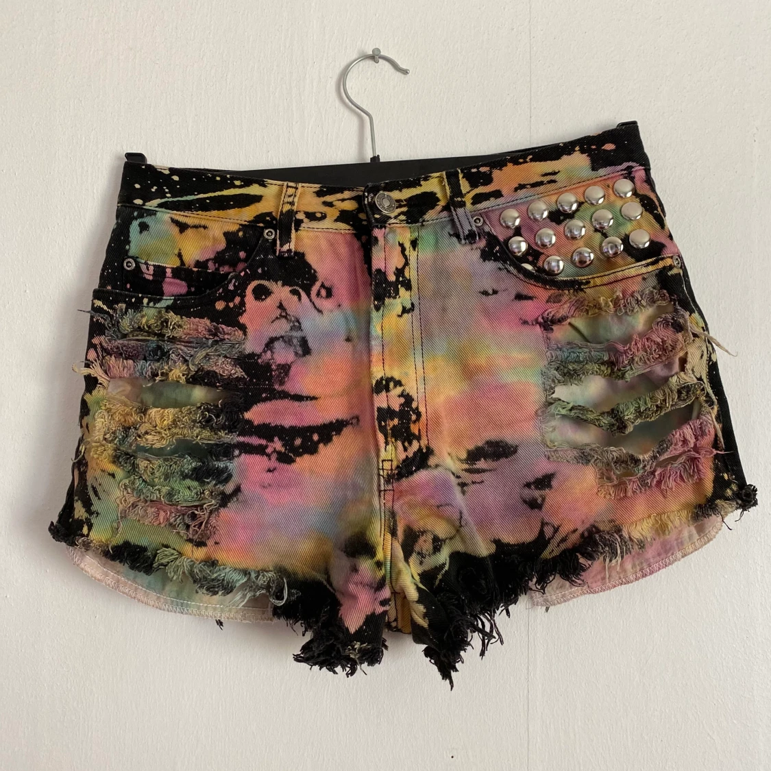 Färgade jeansshorts 