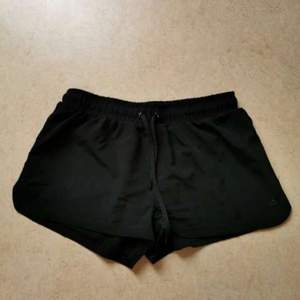 Svarta shorts från twilfit. Kan skicka bild på hur de ser ut på