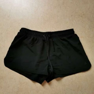 Korta shorts storlek S - Svarta shorts från twilfit. Kan skicka bild på hur de ser ut på