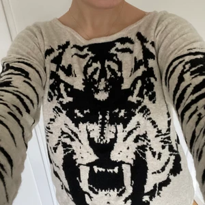 Tiger tröja S - Tröja från peace n’ love med tigertryck, nyskick i storlek S. Jättemjuk! 70kr✨