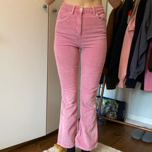 BDG rosa Manchester byxor - Nästan helt nya BDG/Urban Outfitterd Manchester byxor. Färgen blev konstig i andra bilden, de liknar mer den första bilden. 
