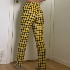 Gula Checkered Pants - Gula Check pants från Daisy Street. Knappt använda och i bra skick!