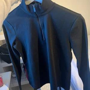 Svart basic tröja - En svart tröja från hm med dragkedja fram