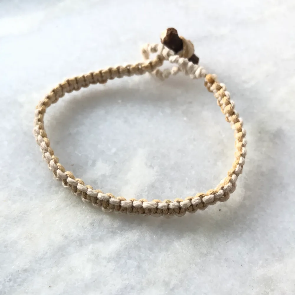 Handgjort makramé armband gjort av beige och vit vaxad bomullstråd. ( 17 cm ) Frakt: 12kr 🦋. Accessoarer.