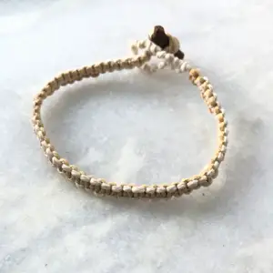 Handgjort makramé armband gjort av beige och vit vaxad bomullstråd. ( 17 cm ) Frakt: 12kr 🦋