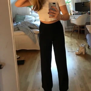 Svarta Ginatricot byxor  - Superfina svarta gina tygbyxor! Byxorna är högmidja och vida, tyvärr inte satt dem kontigt på min kroppsfrom. KÖPAREN STÅR FÖR FRAKT 