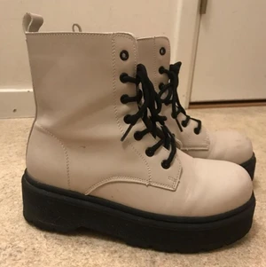 Kängor ZOEY strl. 35 - Super trendiga, nya skor. Inte använd pga. fel storlek. Varumärken: Zoey! Storlek: 35. Köparen står för frakten. Kan även mötas. :)