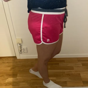 Nike shorts - Träningshorts från nike i stolek XL men passar mig som har M