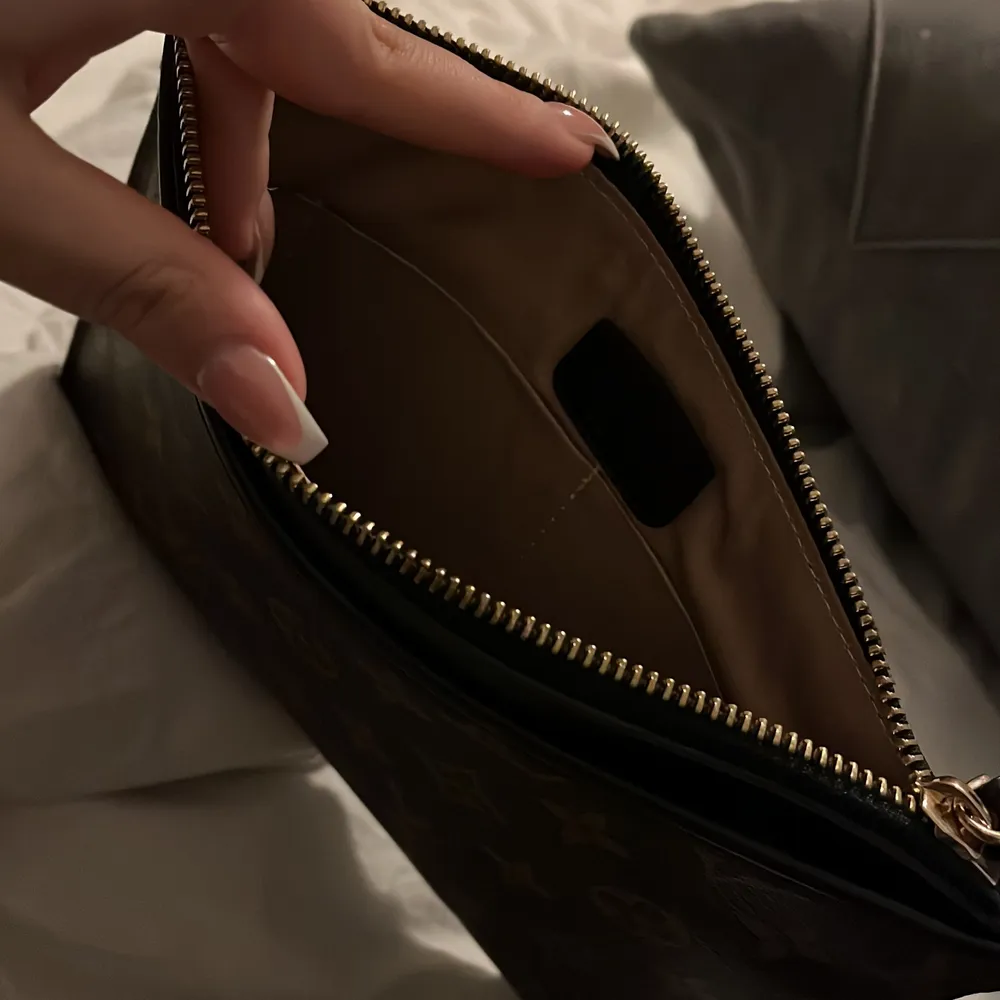 Louis Vuitton Clutch. Jättefin och knappt använd. Köpt i somras. 500kr +frakt. Väskor.