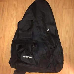 enaxlad ryggsäck - enaxlad ryggsäck helt oanvända! dem är extremt eftertraktade och den kan bli din för 300kr köparen står för frakt (man kan ta bort märket på väskan om man vill)💚