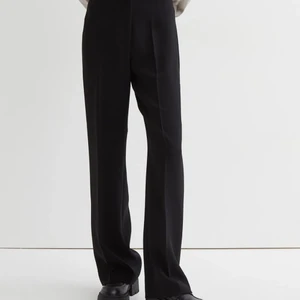 Kostymbyxor - Högmidjade kostymbyxor från H&m. Aldrig använt. För långa för mig som är 162 skulle passa någon runt 170. Kan skicka fler💕
