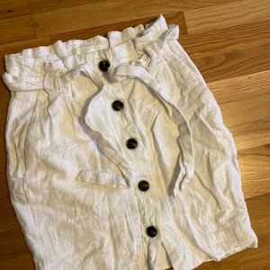 Kjol  - En vit superfin kjol som sitter snyggt. Kommer tyvärr ej till användning längre, använd fåtal gånger.