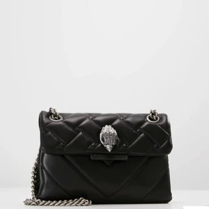 Kurt geiger väska - Någon som skulle vilja byta denna fina Kurt geiger väska i svart mot en annan väska, t.ex en Marc Jacobs stor? Jag kan också tänka mig sälja! Lägg bud!