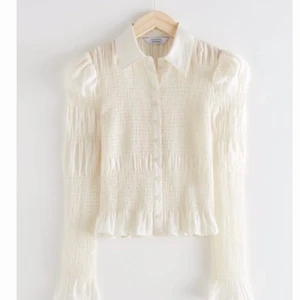 Vit blus - Superfin gräddvit blus, köpt på plick och är ganska säker på att den är från & Other Stories, den är i alla fall identisk i modellen till den som är därifrån💗 Står inte storlek i den då lappen är borta men skulle säga att det är en S/34-36💗 Köpare står för frakt!💗