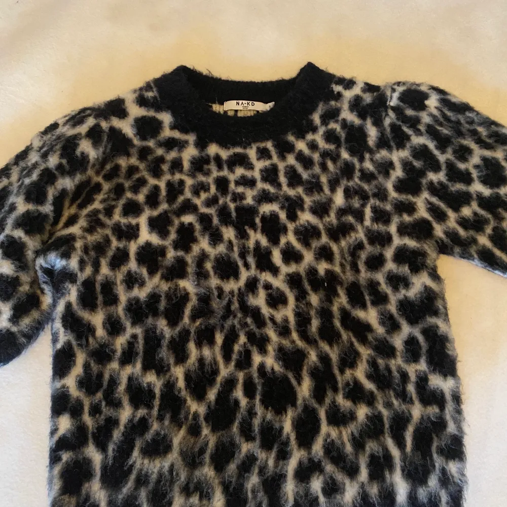 En mysig stickad tröja från NaKd i leopard mönster. Aldrig kommit till använda. Storlek S. Hör av er vid frågor💗. Tröjor & Koftor.