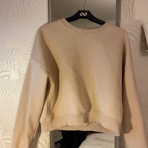 beige sweatshirt  - jätteskön sweatshirt som inte kommer till användning längre💕 köpte på lager 157