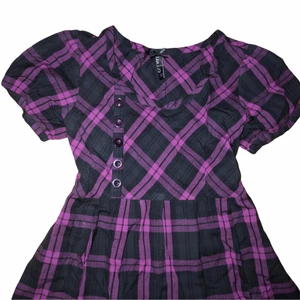 lila klänning - asball klänning med ”ballong”/”puff”sleeves. jag tycker den ger off så mycket kuromi vibes!! storlek 38 men passar från xs-m/kanske l