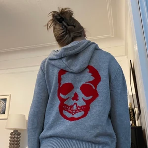 Zadig voltaire hoodie  - Cashmere hoodie från Zadig & voltaire. Inte så använd. Köpt på barn avdelningen i storlek 16år. Köp direkt för 1300kr💕