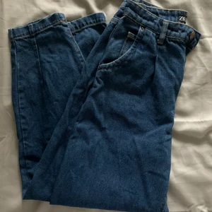 Zara jeans - De är mindre i midjan vilket för mig gjorde att de satt fint över rumpan oh sen gick ut oh blev mer flowy, anklaran är oxå mindre så de blir rundat. Enligt mig är de stor skillnad mellan midjemåttet oh höft måttet men de är juh de som gör att de sitter så bra.