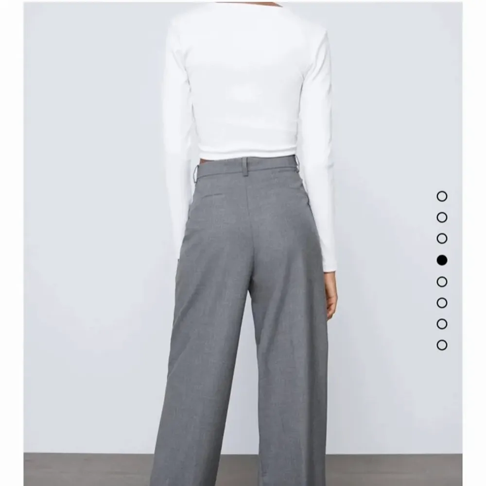 Säljer dessa skit snygga kostymbyxor från Zara i st S. . Jeans & Byxor.