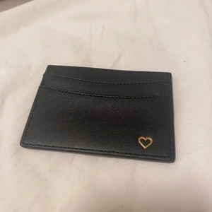 Korthållare - Helt oanvänd svartkorthållare med ett fint hjärta som detalj. 7 fack för kort😊