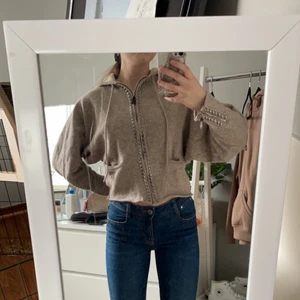 Hoodie - Säljer hoodie med dragkedja från ”HUNKYDDRY” Orginal pris 500 men säljer den för 50