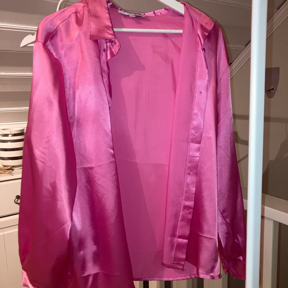 Skitsnygg cerise rosa blus/ kofta eller vad du vill använda den som ☺️ jättehärlig färg 🥰 köpt som vintage så oklart märke men uppskattar sizen som en S. Spårbar frakt ingår. . Blusar.