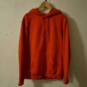 Orange Hoodie  - hoodie i bra skick från h&m, använd 2-3 gånger. bekvämt material. 