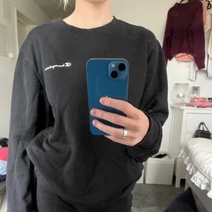 Champion - Svart sweatshirt från champion, älskar att den är så plain med ett märke bara! Super snyggt att ha skjorta under till ett par kostymbyxor eller jeans! Börjar bli för liten därför den säljs!💗