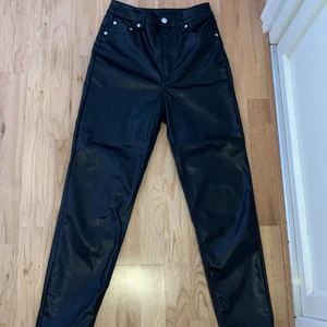 Hm ”skinn” byxa storlek 36 - Svarta fake skinn byxor i storlek 36. Skinny i modellen, aldrig använda 