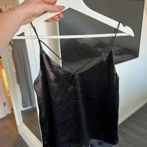 Svart linne  - Jättesnyggt svart linne med band som man både kan ha fram och bak. De är i jättefint skimrande svart tyg. Linnet är i använt skick. Storlek xs. Köpare står för eventuell frakt ❤️‍🔥❤️‍🔥