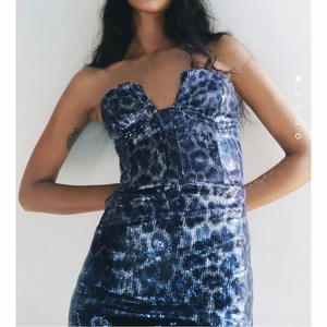 Klänning - Slutsåld på hemsidan! Galet fin och unik klänning från Zara som tyvärr inte passa mig :( lappar kvar