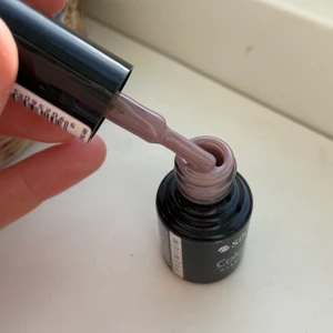 Brunt gel lack  - Nypris 99 kr. Brunt gellack helt oanvänt. Lägg i UV ljus så torkas det direkt. Säljs pga beställde fel.‼️‼️🦋 lagt ut MASSA nytt så in och checka min sida🦋‼️‼️ ❇️den 12 mars doneras ALLT till välgörenhet så passa på❇️