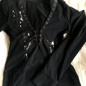 super cool edgy y2k tröja - lite snygg sexig långärmad tröja från märket ”de puta madre”. köpt second hand men inga synliga defekter. lite urringat men med säkerhetsnålar som håller ihop den. brukar ha den med ett linne under för en lite mer PG-13 outfit. säljer pga att den inte är min stil längre tyvärr. fraktar endast och står inte för postens slarv. kram <3