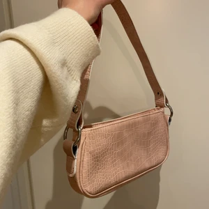 Rosa axelväska - Rosa axelväska från asos i läderimitation. Nyskick.
