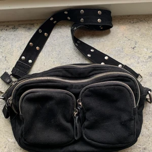 svart handväska  - Säljer min slutsålda väska ifrån gina! Den är SÅ fin och väldigt rymlig, man får plats med så mycket saker! Köpte den på gina för ca. 1 år sedan💞💞 Skriv för mer info!