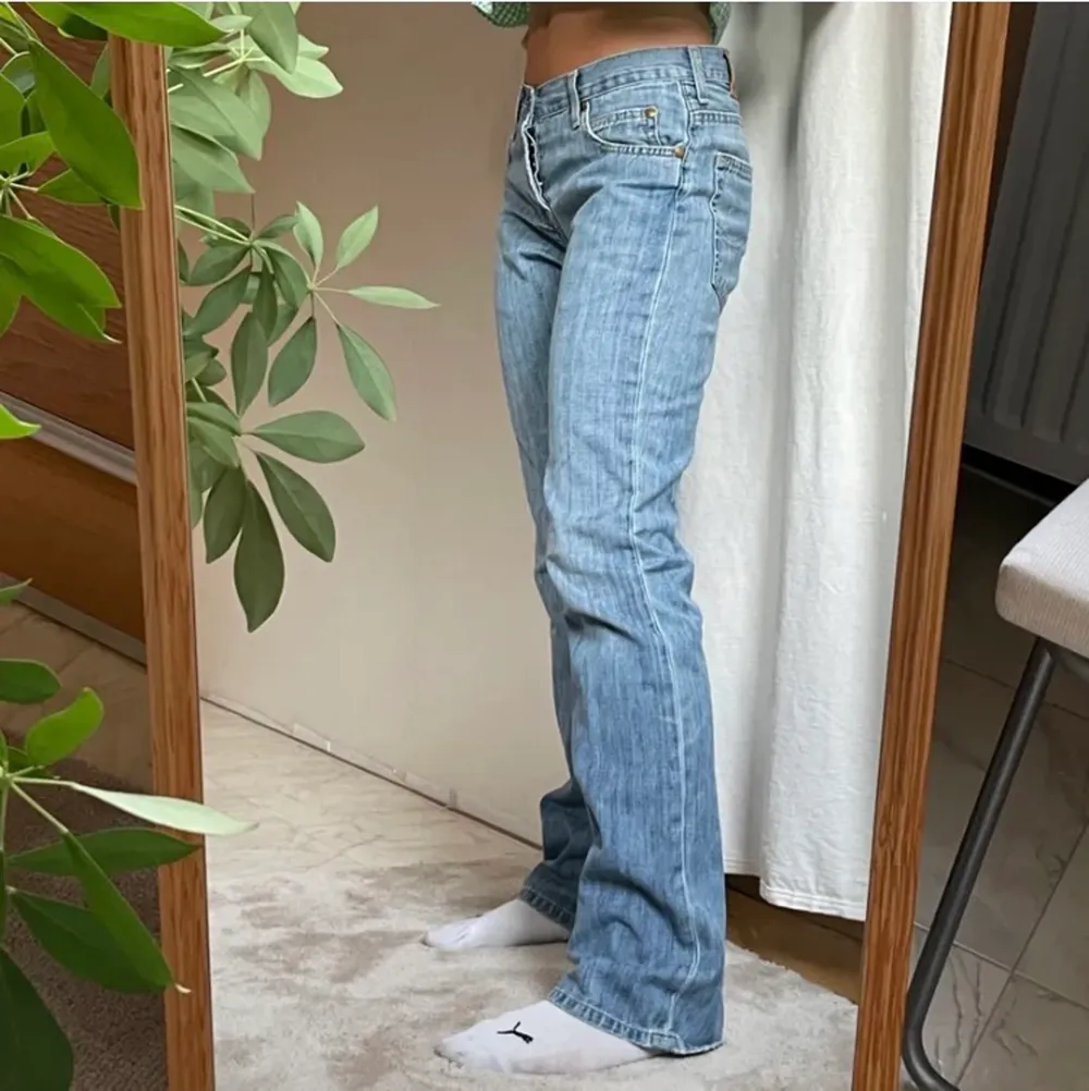 Bilder ifrån förra ägaren 💞💞 så fina jeans från lee i 28 i midjestorlek, långa i benen. Passar nån uppemot 170/175 cm skulle ja gissa på ❣️har en liten minislitning ovanför höger backficka vid lee märke, bild 3. Inget som märks och går att sy igen!❣️ köp direkt för 500+frakt. Jeans & Byxor.