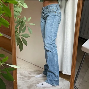 Lågmidjade Lee jeans  - Bilder ifrån förra ägaren 💞💞 så fina jeans från lee i 28 i midjestorlek, långa i benen. Passar nån uppemot 170/175 cm skulle ja gissa på ❣️har en liten minislitning ovanför höger backficka vid lee märke, bild 3. Inget som märks och går att sy igen!❣️ köp direkt för 500+frakt