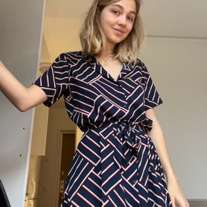 Pattern shirt midi dress - Selling this flowy dress from Jacqueline de Yong. Light and pleasant garment. I’m 180 cm tall and they reach in the middle of my calves. Condition like new. Payment only through bank transfer or cash.
