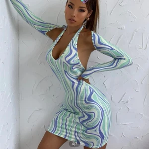 Festklänning - Säljer denna snygga klänning från Shein, den är normal i strl! Aldrig använd🥰