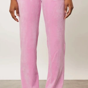 SÖKER  - Jag söker mörkblå juicy byxor i stolek xxs elr xs under 800 kr för e fattig 🥲🥲🥲