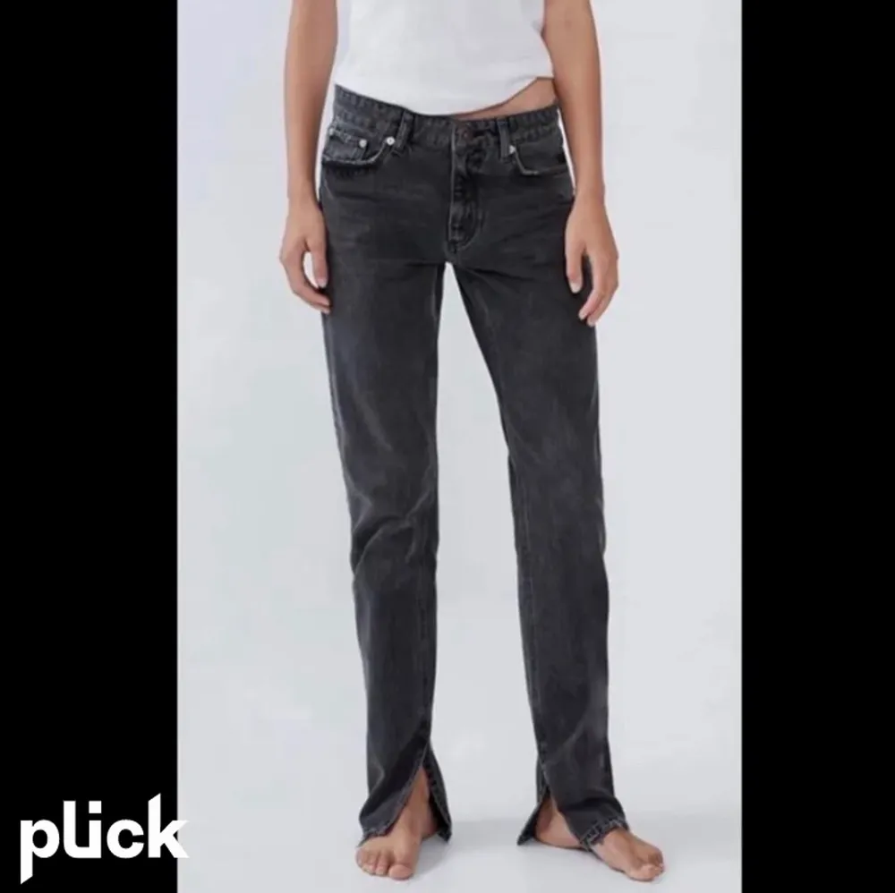 grå zara jeans med slits, slitna längst ner då de nuddat marken strl 36. Jeans & Byxor.