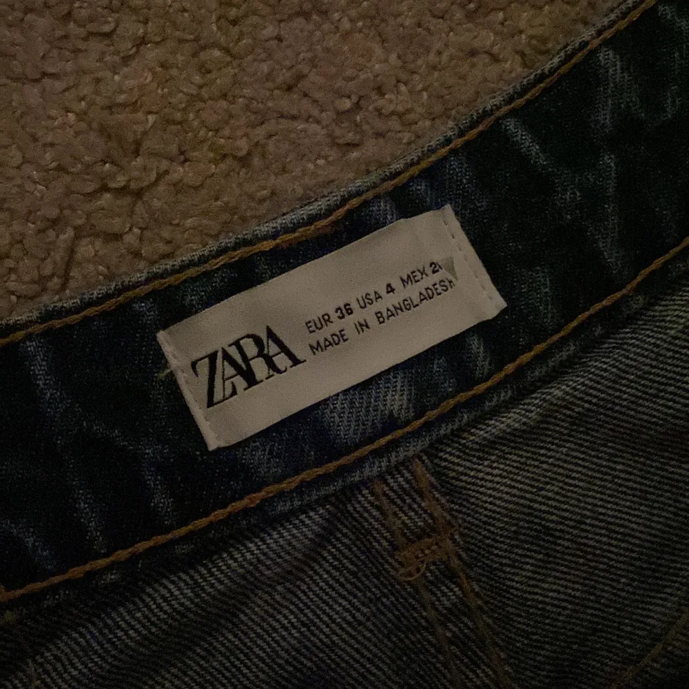 Ett par blåa jeans från zara i storlek 36. Säljer pga att de är lite för korta för mig som är 167 cm. Jag tror det är mid-Rise modell. Bra skick. Köparen står för frakten!!. Jeans & Byxor.