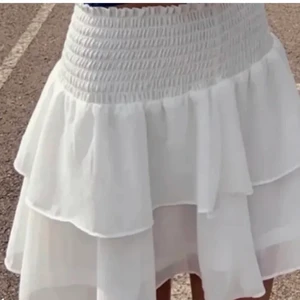 Vit volangkjol - Hej! Jag letar efter typ denna volangkjol i stl xxs-xs typ🌟💗💕pris Max 100