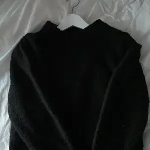 Säljer min jätte fina stickade tröja!❤️Köpte den för ungefär ett år sen men är jätte skön, den är i svart och i storleken S! Köpte den för 349 kr men säljer för 250 (priset kan även diskuteras. Kontakta mig om du skulle vara intresserad❤️