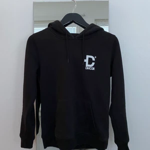 Dirtcult hoodie dam storl M - Bra skick, använt bara några enstaka gånger. OBS. Liten i storleken, passar dom som har storlek S